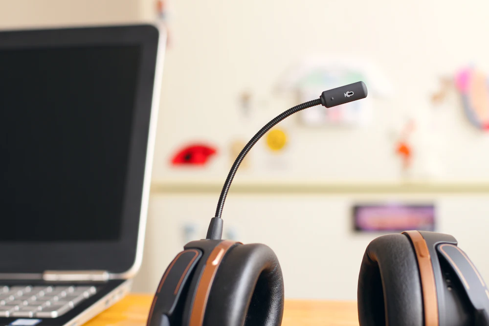 Support agent using headset for customer calls